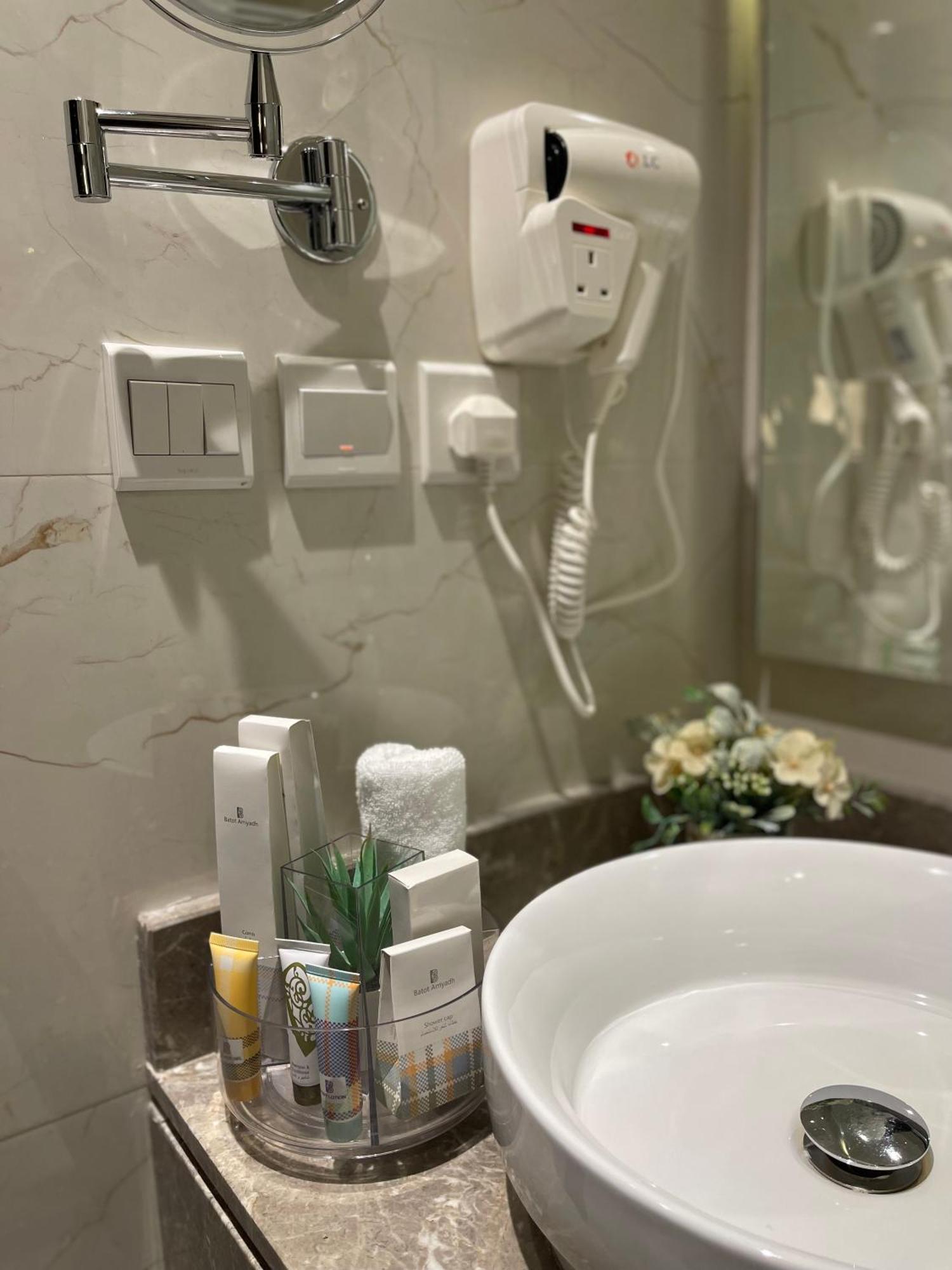 شقق خاصه بطابع حديث وفندقي - تسجيل ذاتي Private Apartments With Modern Vibes - Self Checkin Riad Exterior foto