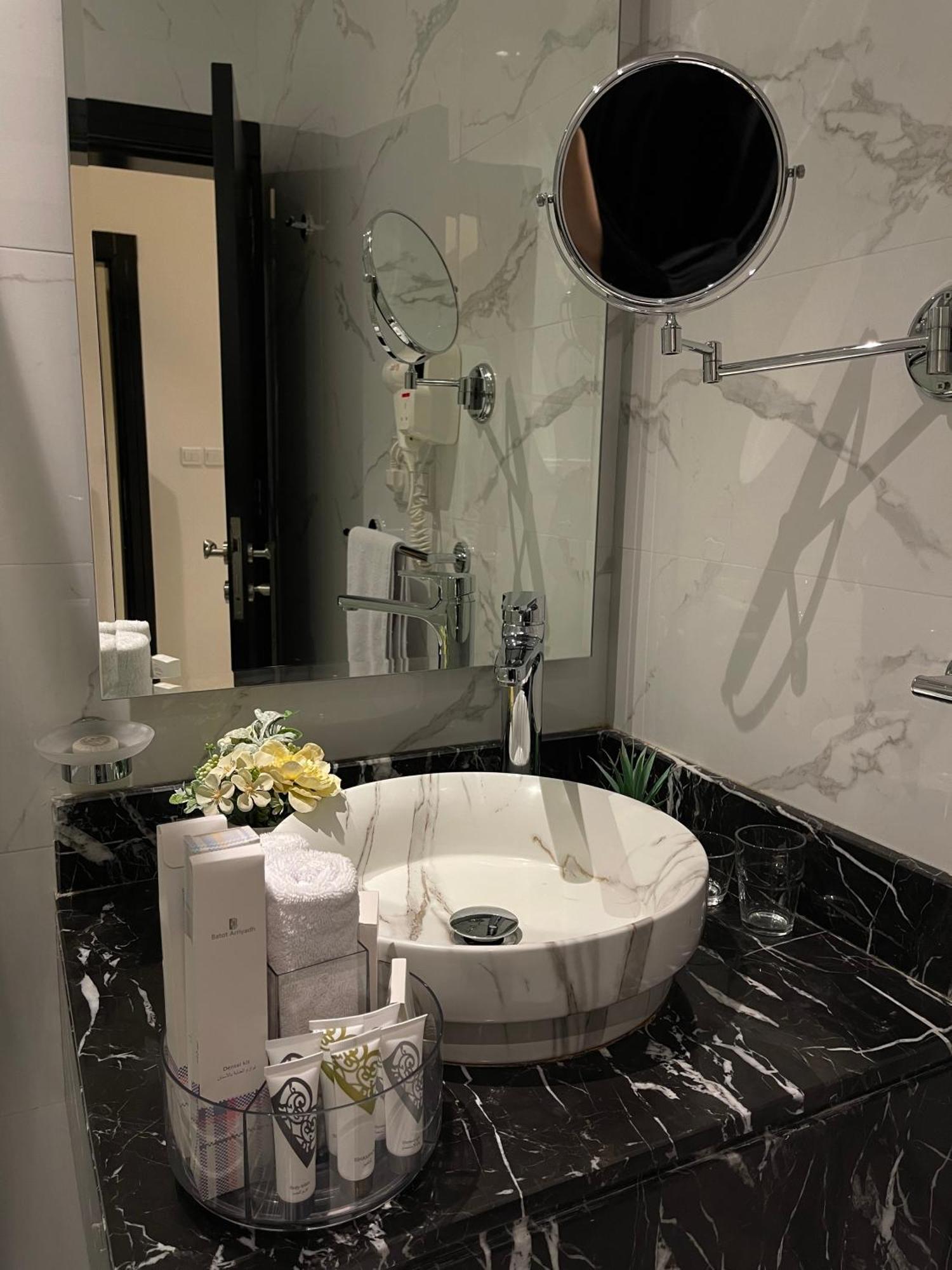 شقق خاصه بطابع حديث وفندقي - تسجيل ذاتي Private Apartments With Modern Vibes - Self Checkin Riad Exterior foto